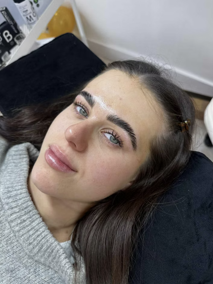 Fluffy laminated brows with a natural finish